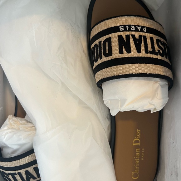 Dway Slide
Natural Raffia and Black Embroidered Cotton size 36 - Picture 2 of 4